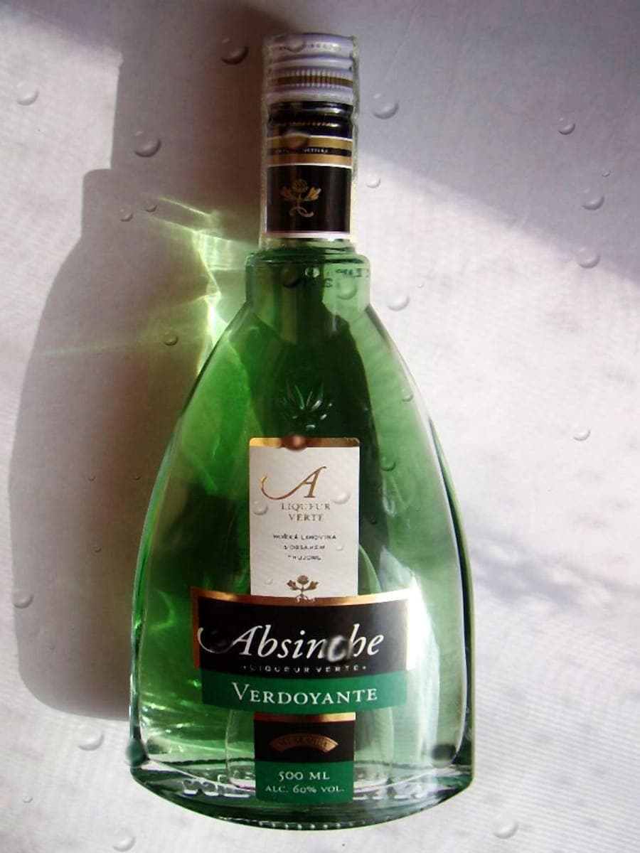 Bouteille et verre d’absinthe verte, la « fée verte »