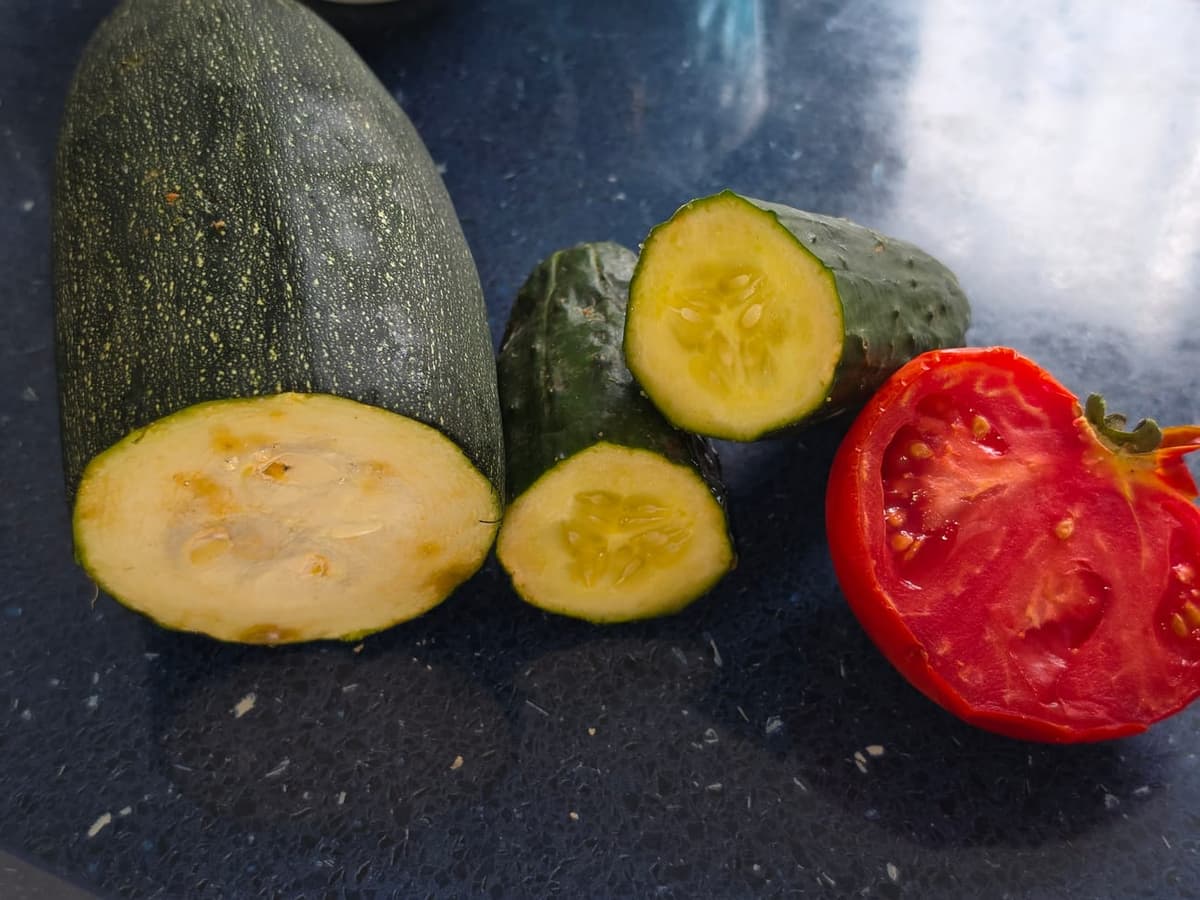 Courgette, concombre et tomate coupés, montrant leurs graines dans la pulpe