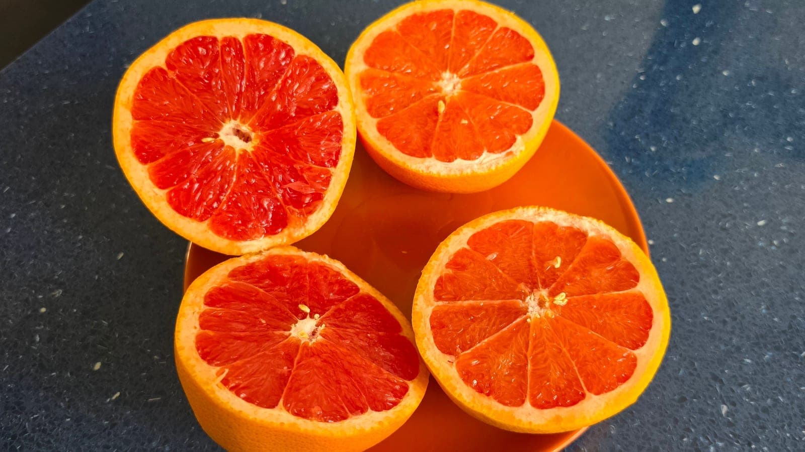 Deux « pamplemousses » achetés le même matin, l’un au marché, l’autre chez un épicier asiatique. Peau fine, chair rose et juteuse, presque pas de pépins, 370 g chacun : ce sont des pomelos. (Photo Manuel Ferreira.)