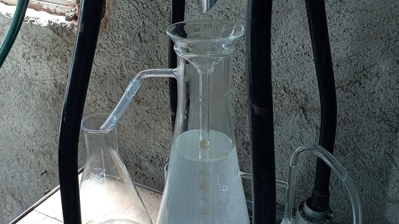 Montage de distillation par entraînement à la vapeur pour la lavande : le distillat se sépare en deux couches dans le vase, l’huile au-dessus et l’eau florale au-dessous. (Photo Juan Carlos Fonseca Mata, CC BY-SA 4.0.)